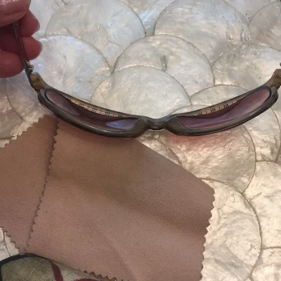 BURBERRY Authentic Unisex Sunglass Frames - PLUS Case & Cleaning Cloth! - Picture 5 of 14